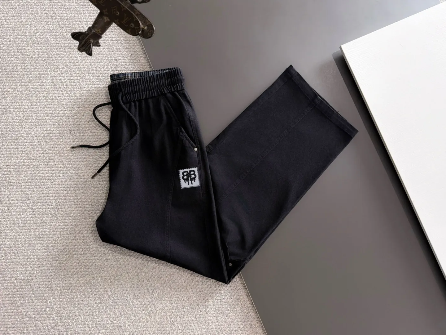 Next day shipment P195 Balenciaga High Quality 2026 Autumn and Winter New Arrival elastic band casual pants, counter-customized fabrics, Breathable, high comfort, impeccable details, brand element design concept, reflecting high quality. It feels delicate and soft! It presents a casual cut and the upper body shape is great! Sizes:S-3XL